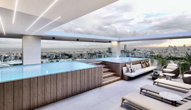 Luxury Suite with Workspace, Pool & City Views in Santo Domingo