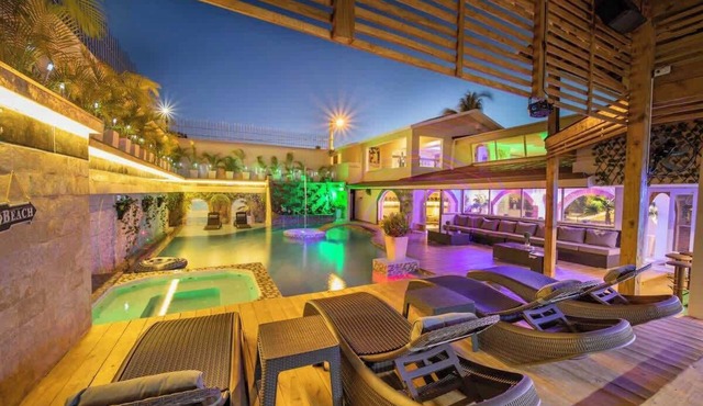 Luxury Villa w/Pool, Jacuzzi & Beach Access -
