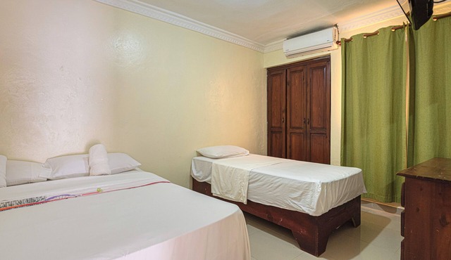 Modern 1-Bedroom Apartment with Private Balcony Fast Wi-Fi Free Parking