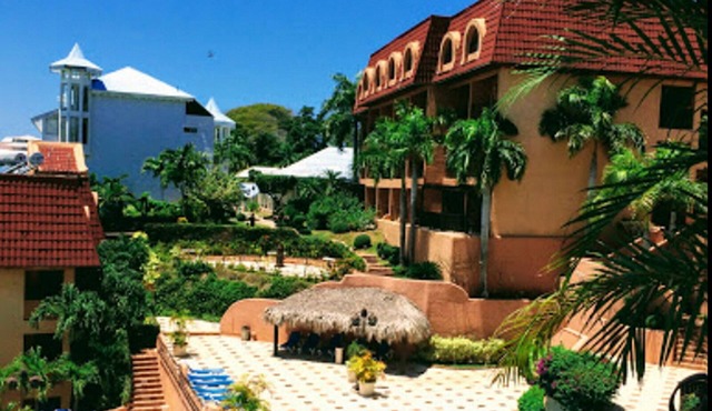Oceanfront guest-friendly resort in central Sosua, Cable TV/Wi-Fi/Pool/Parking in Sosúa