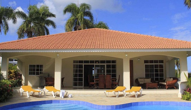 Secured 4B villa, private pool, soccer/basket/tennis, restaurant, near all