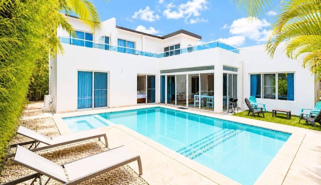 Sleeps up to 9 | Family Retreat, Pool & Jacuzzi