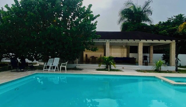 Spacious 4BR Retreat in El Limón Mins to Waterfall & AC in El Limón