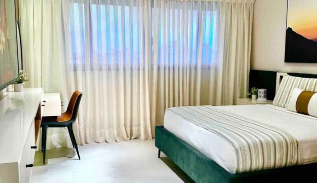 Stylish Upscale Condo, Pool