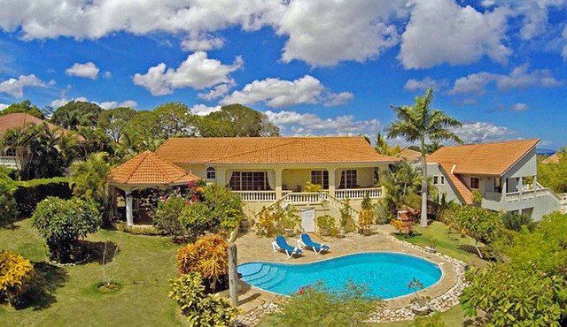 The perfect holidays: Caribbean villa with pool/tennis/basket/soccer near beach