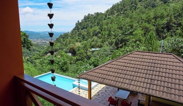 Villa in the Jarabacoa Mountains with a pool, hot tub, and a view of the city in Jarabacoa
