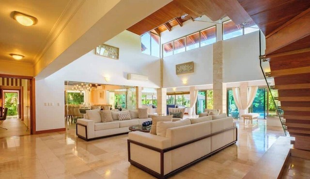 Villa Monarca, great location, spacious outdoors! in La Romana