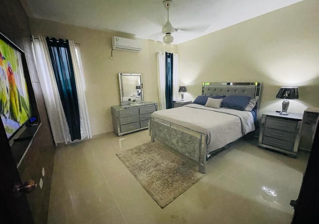 San Francisco de Macoris Condo | Condo 3 Bd Apt, Internet,2 Parqueo,lavadora,ac
