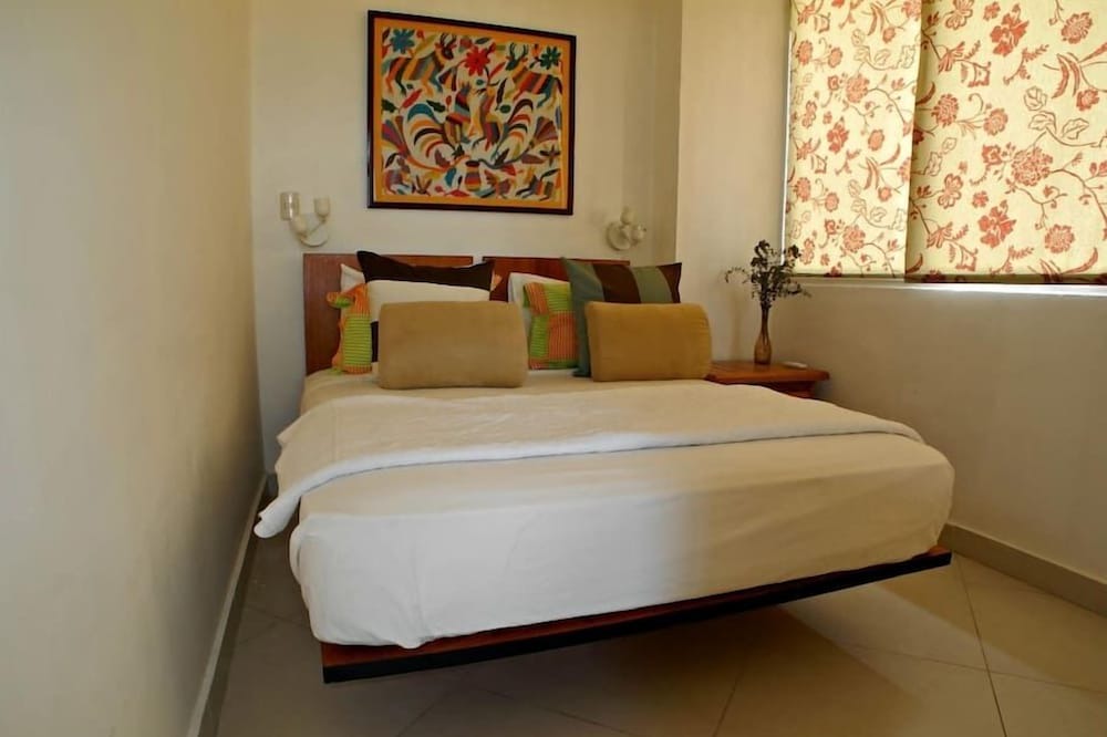 San Anton Apartment | Colonial Zone 1BR Apt @Plaza España, bright &clean