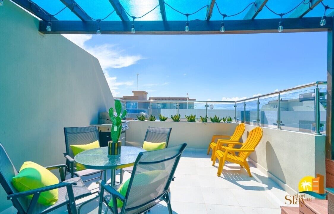 Punal Apartment | King Size Penthouse| Rooftop Jacuzzi| Pool Table| BBQ| 7 min Airport