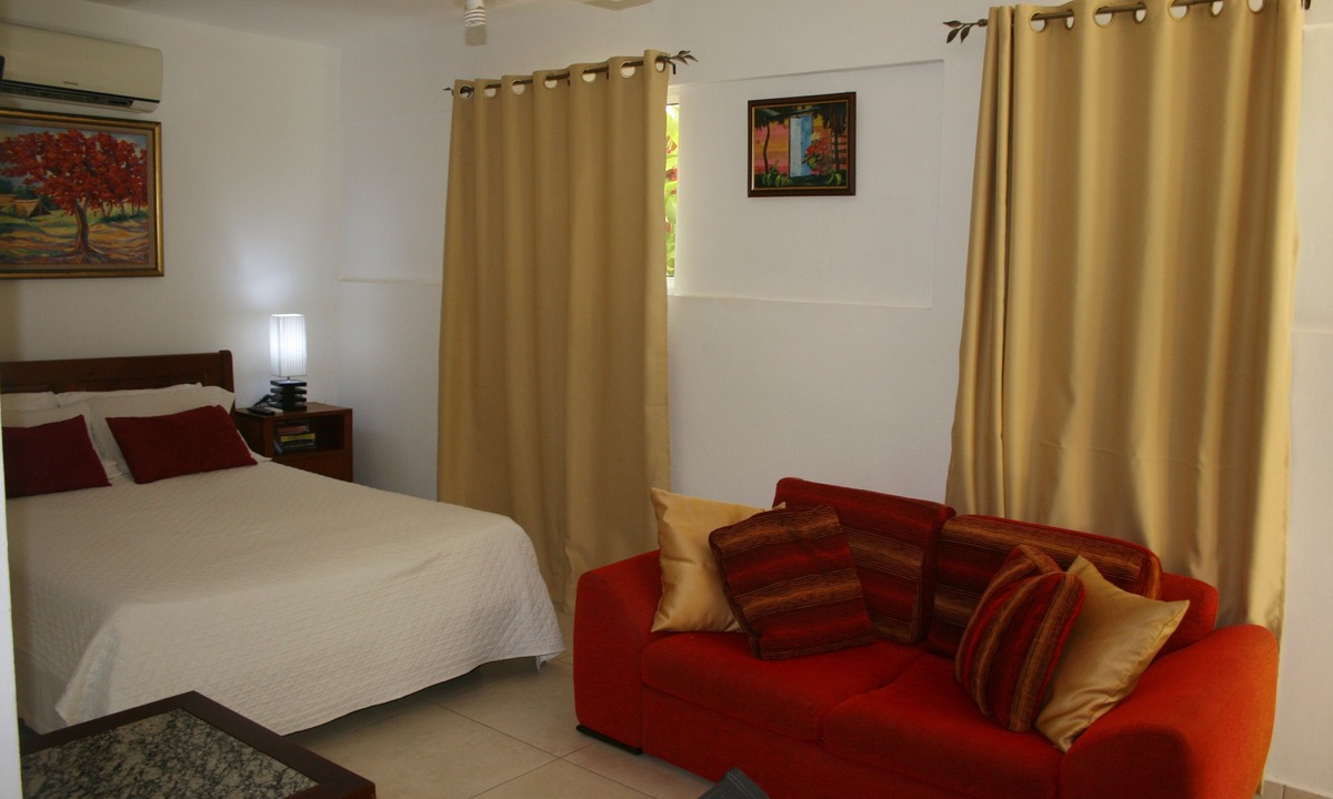Costambar Apartment | Studio AC In A Tropical Garden, 2 minutes walk to the beach