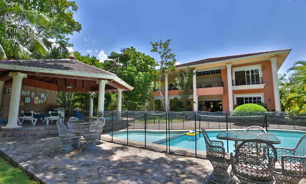 Juan Dolio Villa | Huge 8BR Villa| Pool|HeatedJacuzzi| BBQ|DailyMaid
