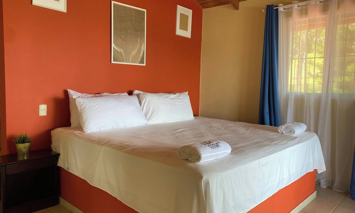 Yaque Arriba Bed & Breakfast | Villas Del Lago Resort – King Room | Upper Floor