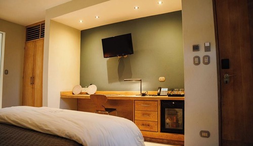 Suite, 1 King Bed (Garden Side)