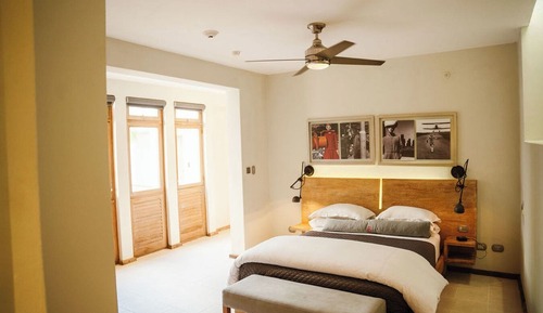 Suite, 1 Queen Bed (Spanish Courtyard View)