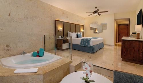 Junior Suite Premium Ocean Front with Jacuzzi