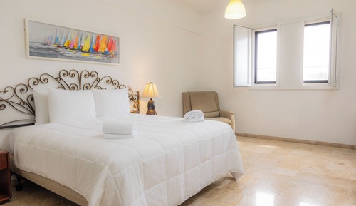 Junior Room, Executive Level