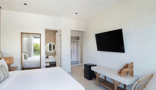 Deluxe Room, 1 Queen Bed (Balcony)
