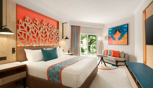 Club Room, 1 King Bed, Garden View (Preferred)