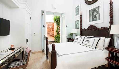 Grand Room, 1 Queen Bed, Pool Access (Plunge Pool)
