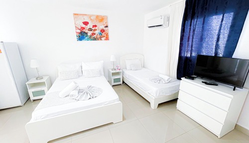 Deluxe Studio, 1 Queen Bed, Pool View