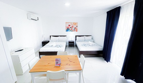 Deluxe Studio, 2 Queen Beds, Pool View