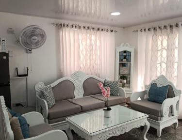 Deluxe One-Bedroom Apartment