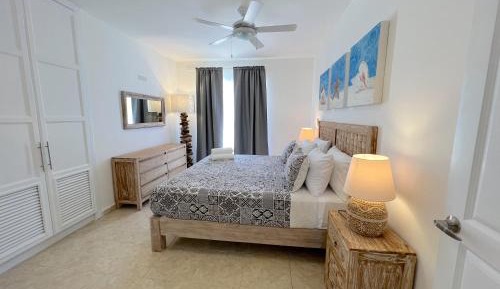 Queen Suite with Pool View
