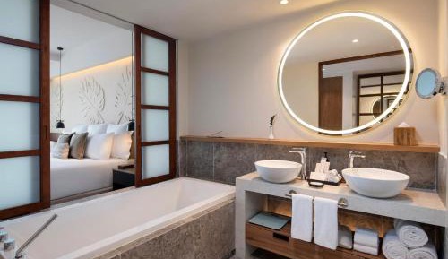 Preferred Club JR Suite Partial Ocean View King Bed
