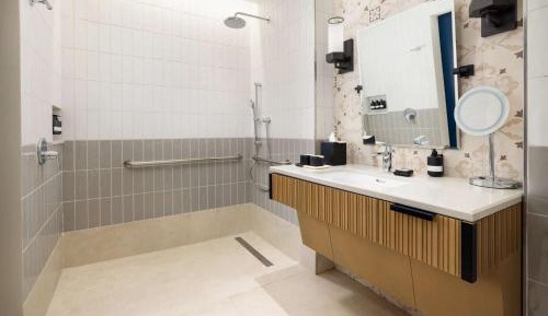 King Room with Roll-In Shower - Mobility Access
