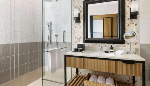 Corner King Room with Mountain View