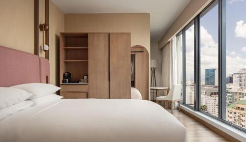 One-Bedroom King Suite with City View High Floor - Club Lounge Access