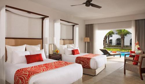 Preferred Club Deluxe Swim-Up Tropical View (3 Adults)