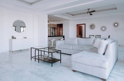 Gascue Apartment | Amplio apartamento con hermosa vista. /Spacious apartment with a beautiful view.