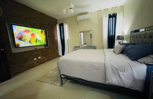 San Francisco de Macoris Condo | Condo 3 Bd Apt, Internet,2 Parqueo,lavadora,ac