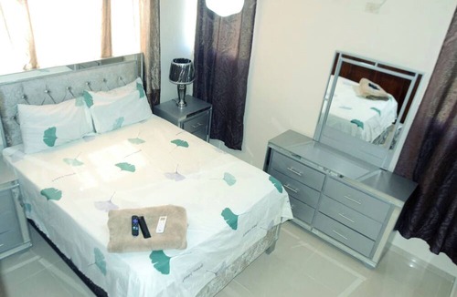 San Francisco de Macoris Condo | Condo 3 Bd Apt, Internet,2 Parqueo,lavadora,ac