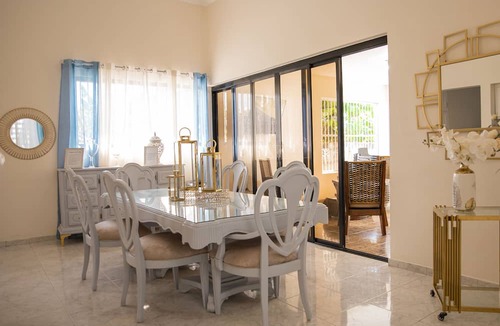 Tenares House | OASIS OF PEACE- Spacious 4 bedroom house w/garden!