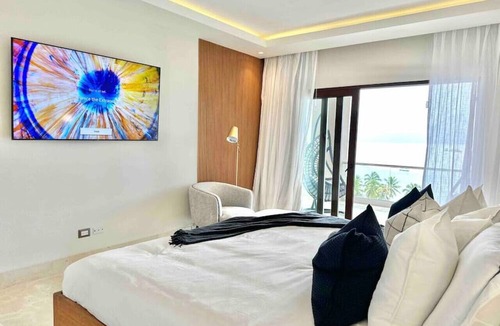 Samana Apartment | Upscale 2 Bdrm 2 Bath Penthouse with Spectacular Bay View, King Beds, Pool, Gym...