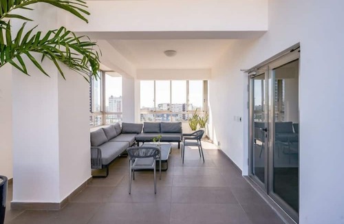 La Julia Apartment | Brilliant Harmony Apt 7th FLR Pool*Gym in La Julia