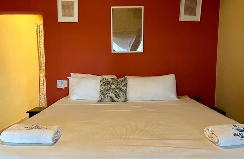 Yaque Arriba Bed & Breakfast | Villas Del Lago Resort – King Room | Upper Floor