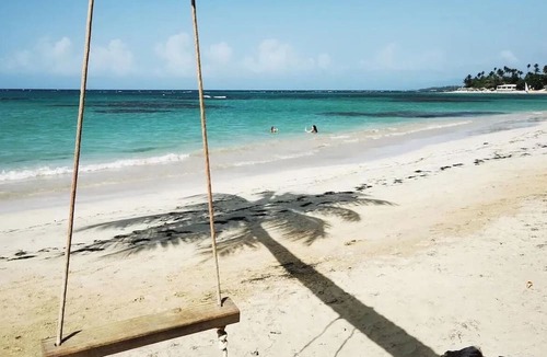 Puerto Bahia House | CasaMara #2, tropical bungalow in Private Residential area walkable to the beach
