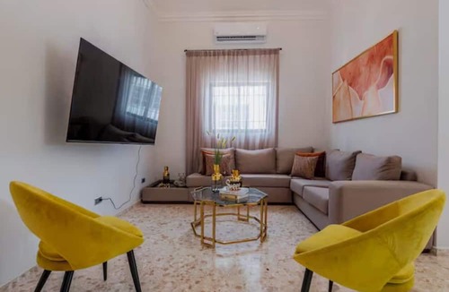 Miramar Villa | Radiant Roomy 5 Br Home with pool and parking