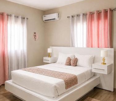 Cayetano Germosen Apartment | Hergoz apartments Suite-Ray
