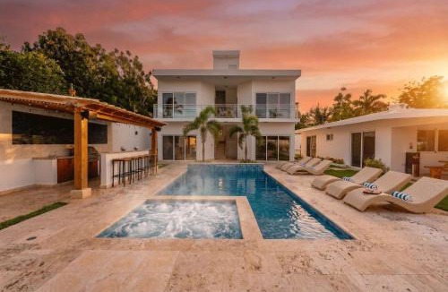 Urbanizacion Tavarez Villa | Green Palace 7 Bedroom Villa in Sosua with Security