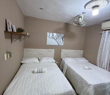Azua House | 1 Habitacion con 2 camas dobles, en vivienda compartida en Azua