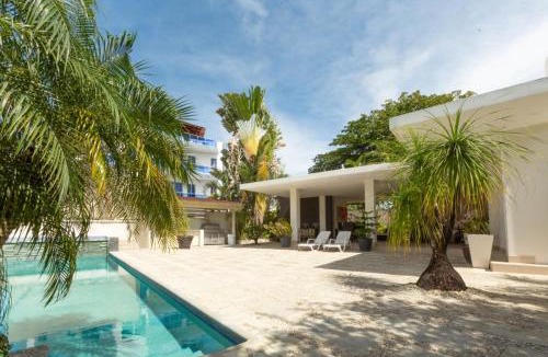 Residencial El Doral Villa | Villa las orquídeas terraza y piscina FAMILIAR, a 5 minutos de la playa!