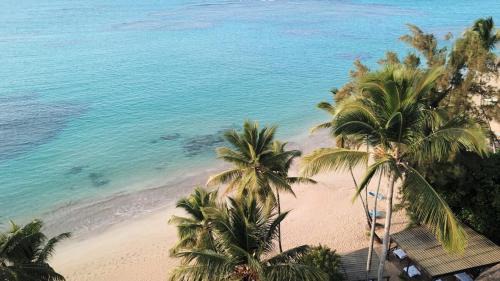 La Iglesia House | BEACH FRONT 3 Bedroom Villa with Pool Sleeps 7