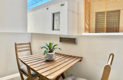 Viejo Arroyo Hondo Apartment | Modern Apartment in Arroyo Hondo with Pool Gym and Balcony