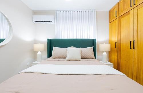 Punal Apartment | Modern 3BR! 9FL, King Bed! STI with Pool! Fast wifi!