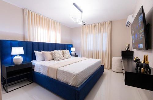 Punal Apartment | Modern 3BR! 9FL, King Bed! STI with Pool! Fast wifi!
